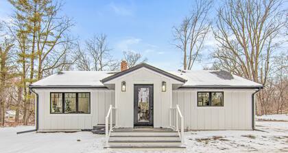 Country Chic – Gourmet Kitchen, Fire Pit & Acreage