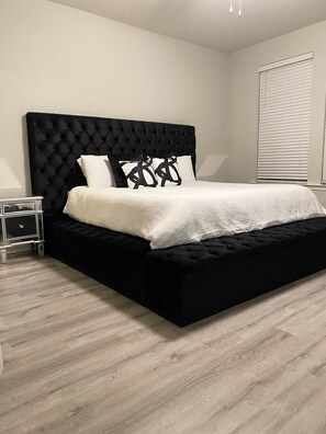 4 bedrooms, iron/ironing board, WiFi, bed sheets