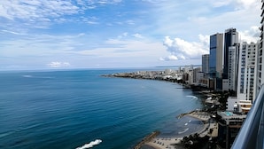 A coastal cityscape with a beach, high-rise buildings, and a clear sky. - Aparatamentos con vista al mar Palmetto1 (Cartagena)