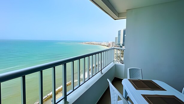 A balcony with a view of the ocean and city skyline. - Aparatamentos con vista al mar Palmetto1 (Cartagena)