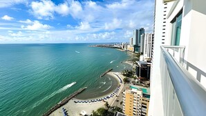A coastal cityscape with a view of the sea, buildings, and a circular promenade. - Aparatamentos con vista al mar Palmetto1 (Cartagena)