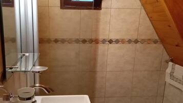 Cabin | Bathroom | Free toiletries, towels, toilet paper