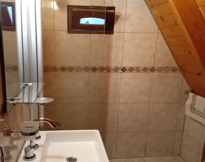 Cabaña | Baño | Artículos de higiene personal gratuitos, toallas y papel higiénico