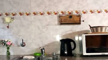 Cabaña | Cocina privada | Frigorífico pequeño, microondas, placa de cocina y lavavajillas