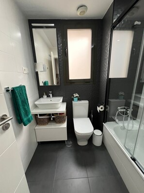 Dusche, Haartrockner, Bidet, Handtücher