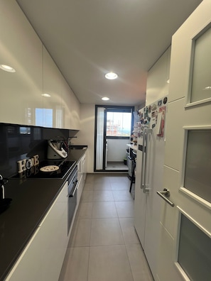 Fridge, microwave, oven, stovetop - Maravilloso Apartamento A 1 Minuto A PIE DE LA Playa DE LOS Alamos-torremolinos (Torremolinos)