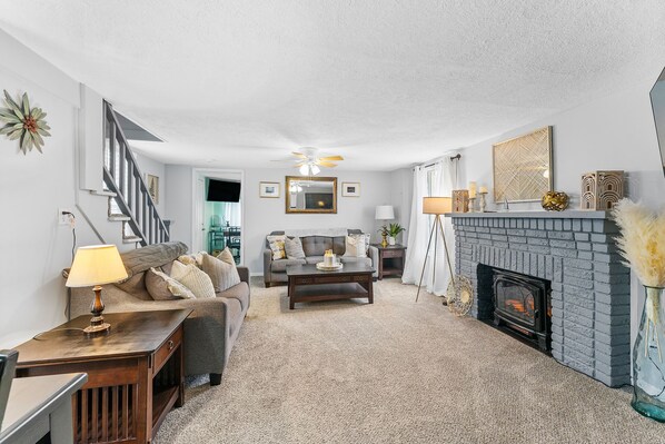 Smart TV, chimenea, libros