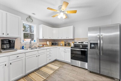 Lake Milton Haven: 3BR, Modern, Near Lake & Winery