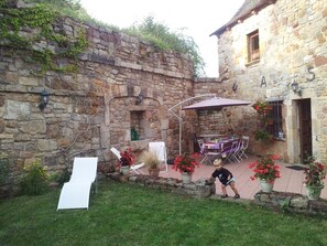 Outdoor dining - Votre Séjour en Aveyron : Maison de Caractère au Pied D'un Château Médiéval (Muret-le-Château)