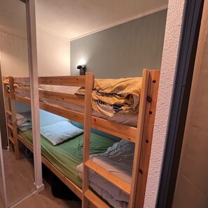 Iron/ironing board, free WiFi, bed sheets
