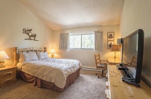 3 bedrooms, in-room safe, desk, free WiFi