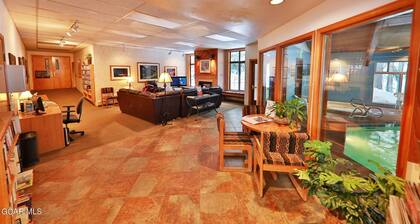 Spacious 3Bed condo 5 min from Winter Park, walk 2 Town & steps from bus stop!