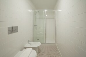 Premium Apartment | Bathroom | Hair dryer, towels, soap, shampoo - Boavista Premium Apartments by Vacationy (Porto)