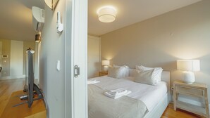 Appartement Prestige | Fer et planche à repasser, accès au Wi-Fi (inclus)