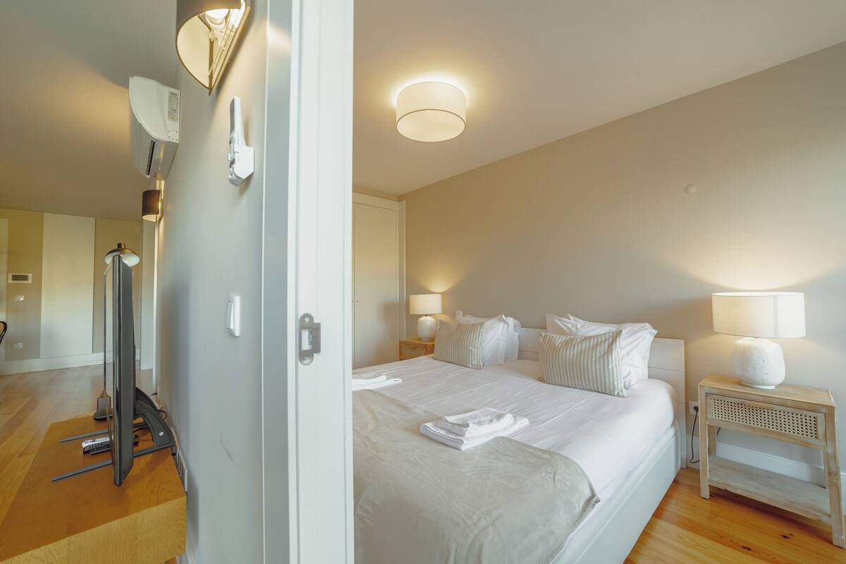 Premium Apartment | Iron/ironing board, free WiFi
