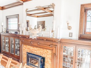 Interior - Gilmore Manor. Luxury Group Stay. Prime downtown location. 5 Min to Cedar Point. (Sandusky)