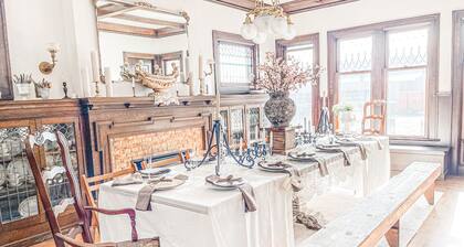 Gilmore Manor. Luxury Group Stay. Prime downtown location. 5 Min to Cedar Point.