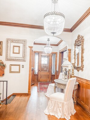 Interior - Gilmore Manor. Luxury Group Stay. Prime downtown location. 5 Min to Cedar Point. (Sandusky)
