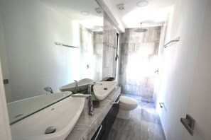 Douche, sèche-cheveux, serviettes fournies, savon