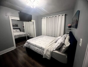 4 bedrooms, iron/ironing board, WiFi, bed sheets