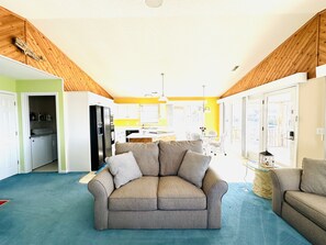 Smart-tv, bordtennisbord, bøger