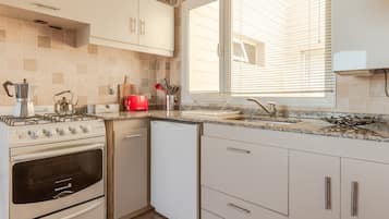 Apartment, 1 Bedroom, Lake View (JF1) | Private kitchen | Fridge, microwave, oven, stovetop