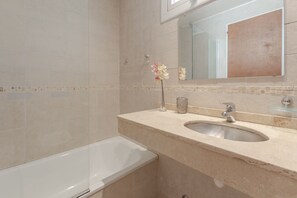 Apartment, 1 Bedroom, Lake View | Bathroom | Combined shower/bathtub, rainfall showerhead, hair dryer, bidet - Apartments Bariloche - Downtown, Mitre (San Carlos de Bariloche)