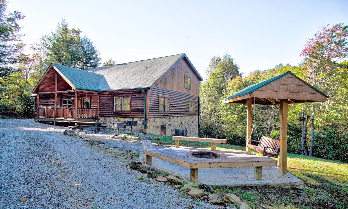 Log Home 1 Mile from Smoky Mtns. Free Tickets! , Cosby, TN Vacation