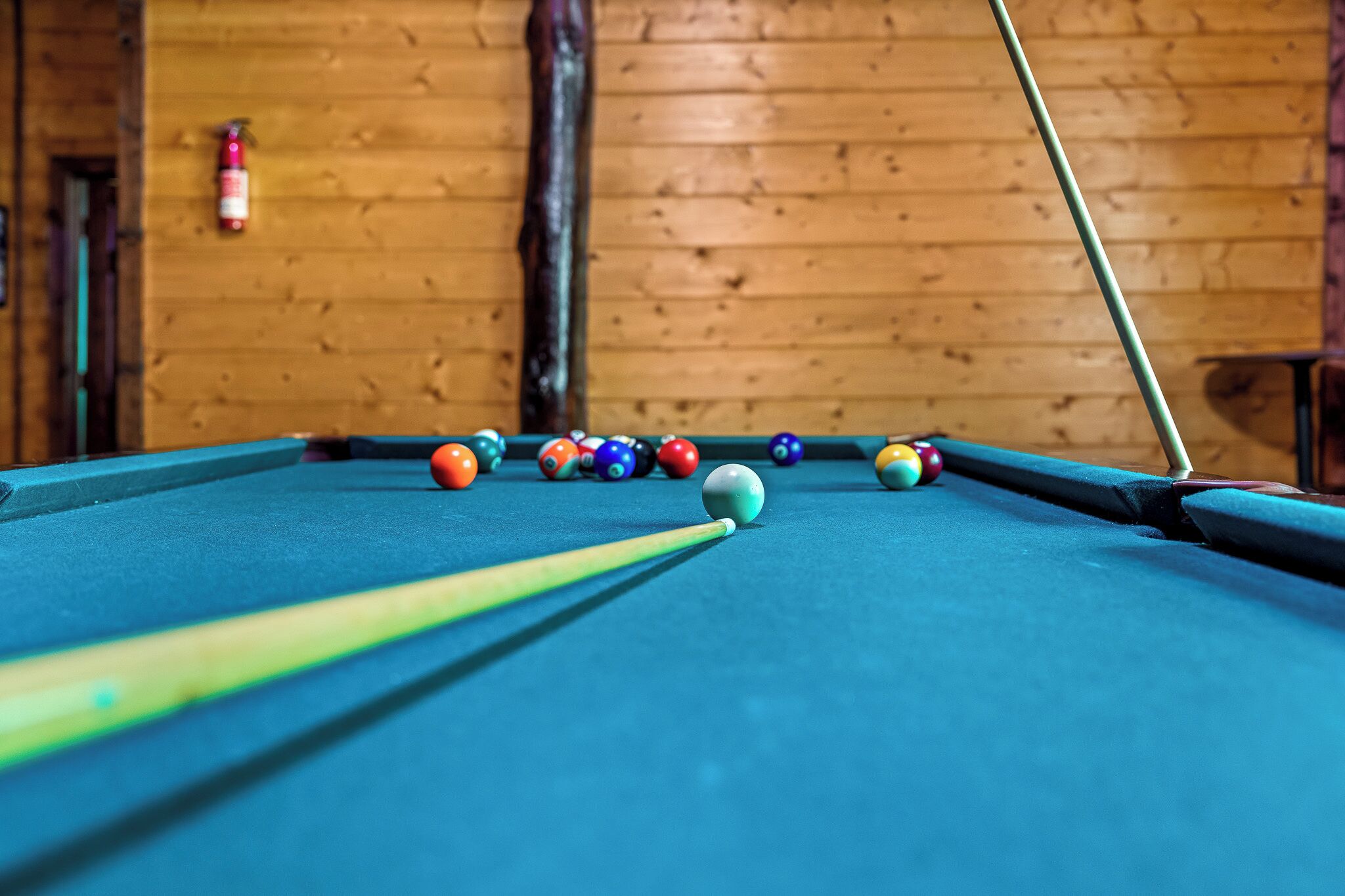 Une table de billard avec des billes et une queue de billard.