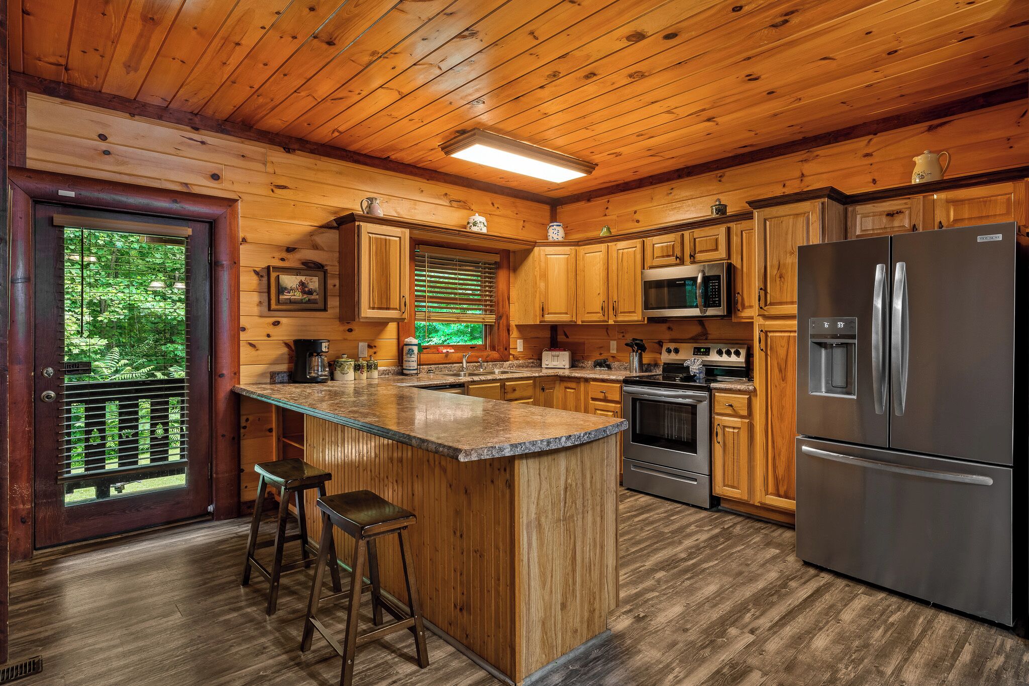 Jääkaappi, mikroaaltouuni, uuni, liesi