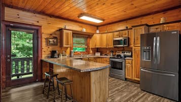 Jääkaappi, mikroaaltouuni, uuni, liesi