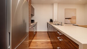 Kühlschrank, Mikrowelle, Herdplatte, Geschirrspüler