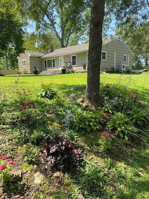 Exterior - Private/Secluded 4 Bdrm with HotTub & Steam Shower (Saugerties)