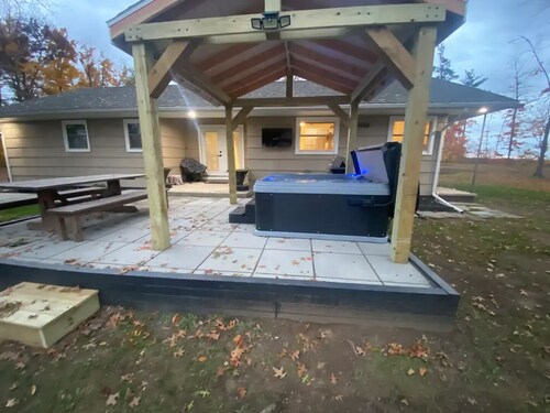 Private/Secluded 4 Bdrm with HotTub & Steam Shower