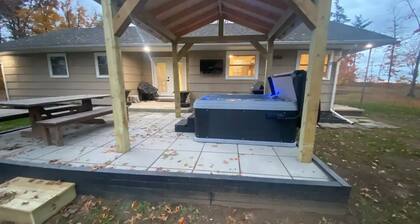 Private/Secluded 4 Bdrm with HotTub & Steam Shower