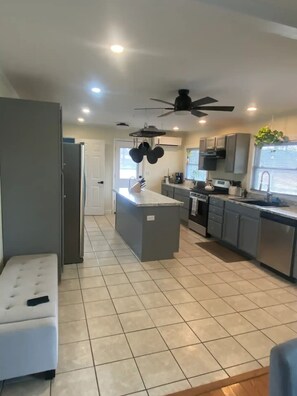 Private kitchen - Private/Secluded 4 Bdrm with HotTub & Steam Shower (Saugerties)