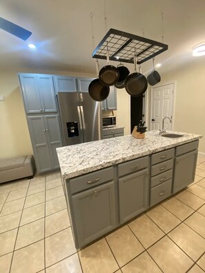 Private kitchen - Private/Secluded 4 Bdrm with HotTub & Steam Shower (Saugerties)