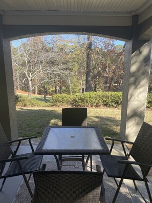 Outdoor dining - INCREDIBLE 4,000 SQ FT GEM NESTLED IN REYNOLDS LAKE OCONEE WITH GOLF COURSE VIEW (Greensboro)