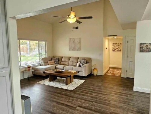 Central Valley Charming Retreat. Free parking. Pet-Friendly!