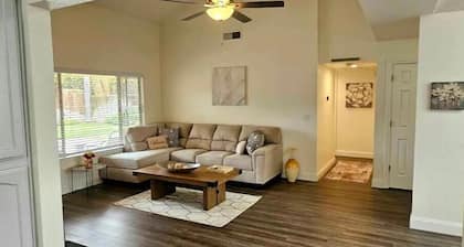 Central Valley Charming Retreat. Free parking. Pet-Friendly!
