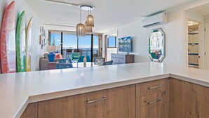 Une cuisine moderne avec des meubles en bois et un plan de travail blanc.