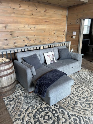 Smart TV, fireplace, video games - Luxury 3-story cabin! MTN Views Hot Tub, Game Room, Fire Pit, Book Fall Now! (Gatlinburg)