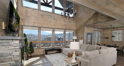 NEW Luxury 3-story cabin! MTN Views Hot Tub, Game Room, Fire Pit- Summer Pools!