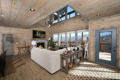 Luxury 3-story cabin! MTN Views Hot Tub, Game Room, Fire Pit, Book Spring Break!