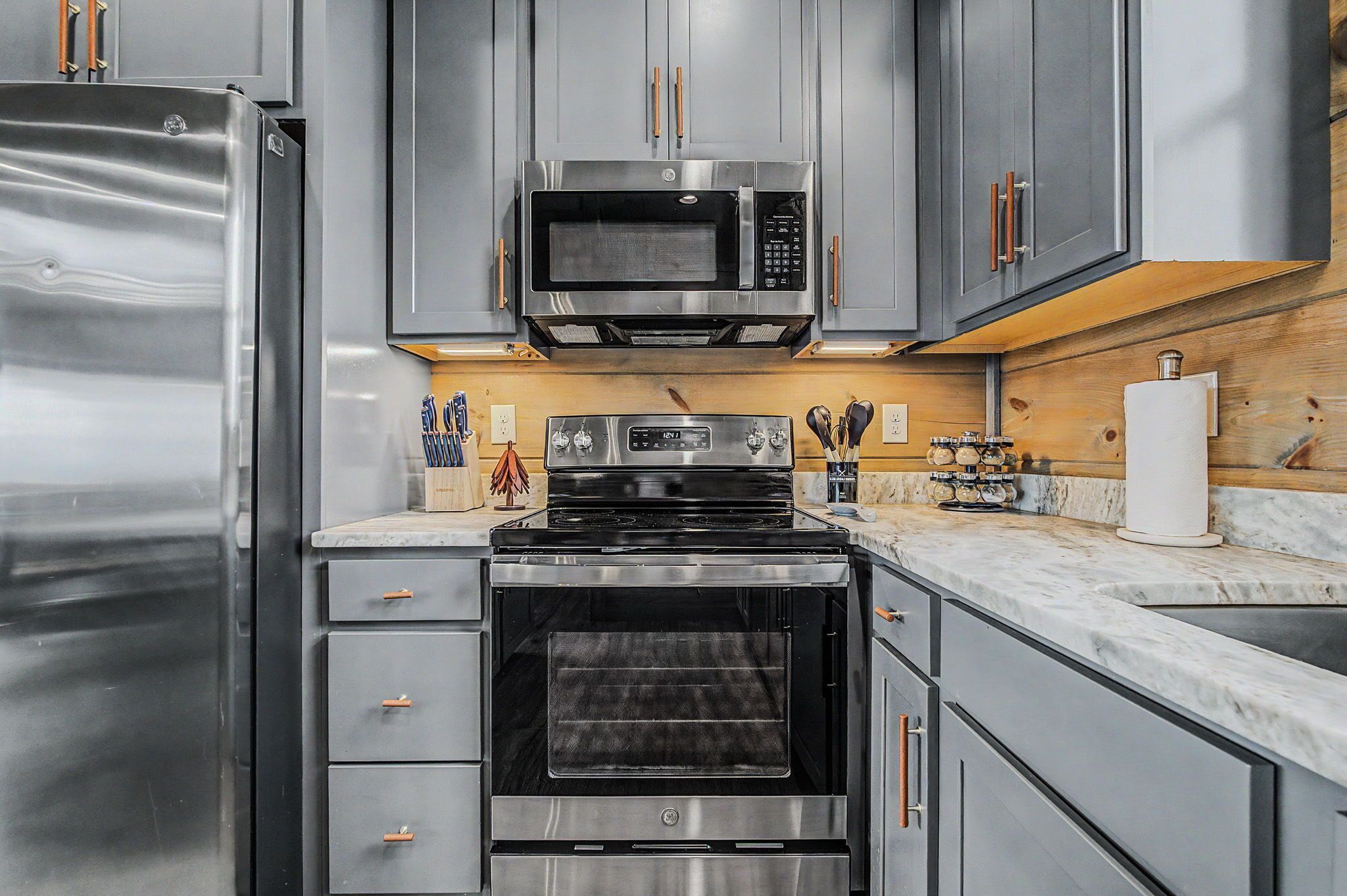 Stainless appliances help make group meals simple.
