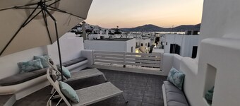 Cozy house in the cosmopolitan center of Naousa with breathtaking sunset view.