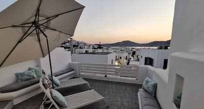 Cozy house in the cosmopolitan center of Naousa with breathtaking sunset view.
