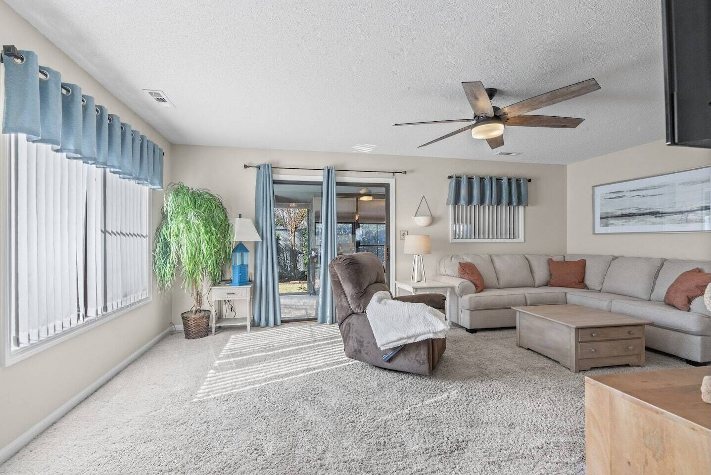 Little River-Condo-Sleeps 10 by Hostique
