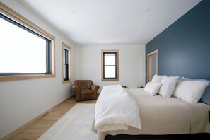 3 室のベッドルーム、WiFi (無料)、ベッドシーツ