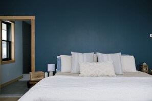 3 bedrooms, free WiFi, bed sheets - 360° Mountaintop Views / Off-Grid Retreat on 300 Acres (Phillips)